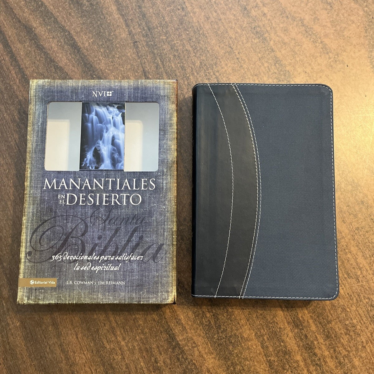 Biblia NVI Manantiales En El Desierto | Simil Piel Negro-Gris